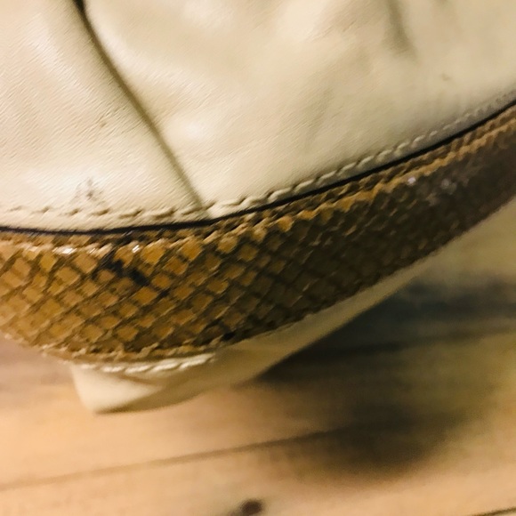 Coach cream leather purse. - Picture 15 of 16